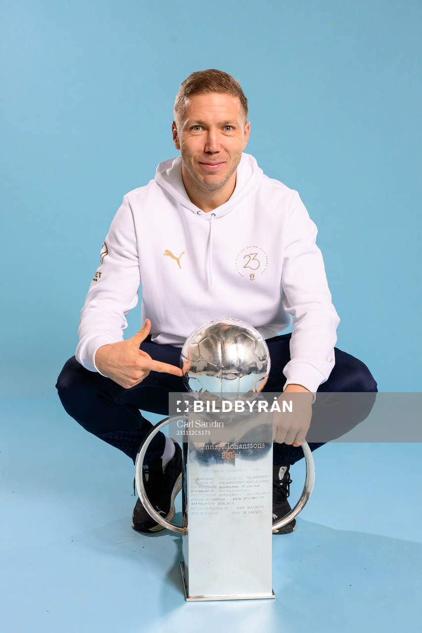 Malmö FFs Anton Tinnerholm jublar med pokalen