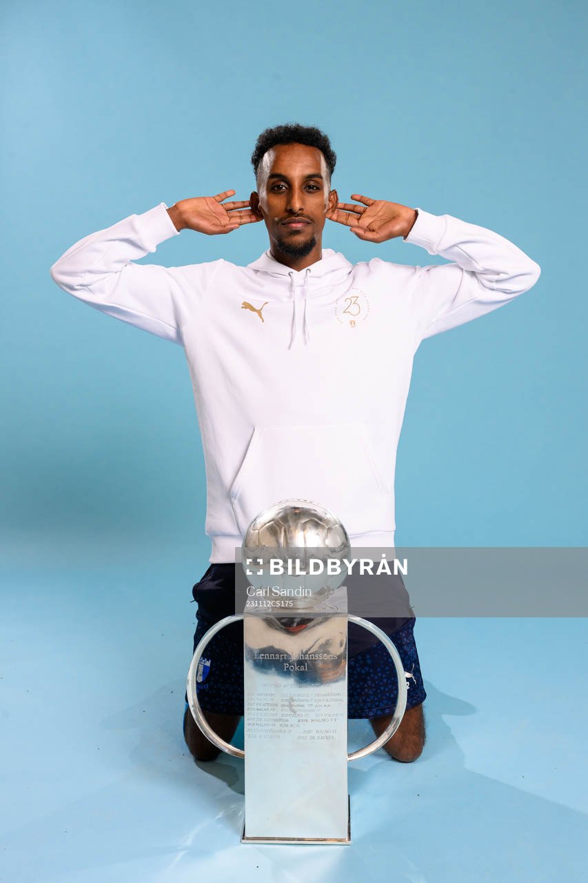 Malmö FFs Taha Ali jublar med pokalen