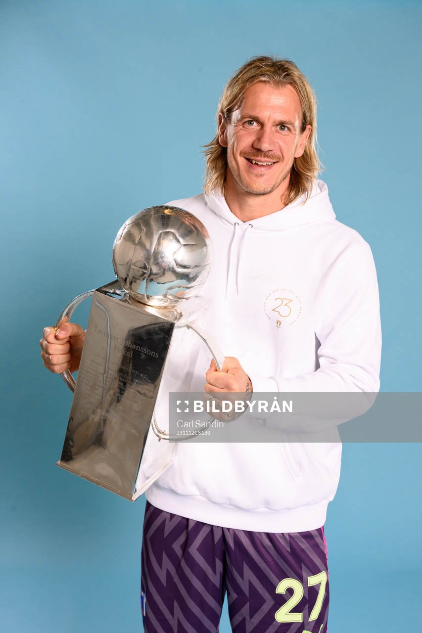 Malmö FFs målvakt Johan Dahlin jublar med pokalen