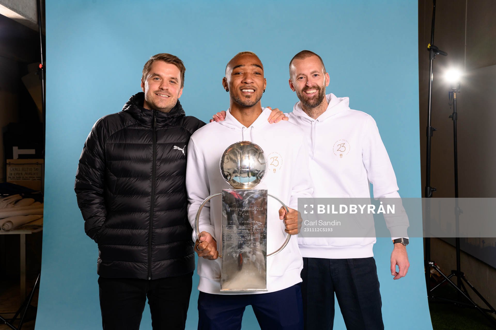 Malmö FFs Derek Cornelius med representanter fråm Puma
