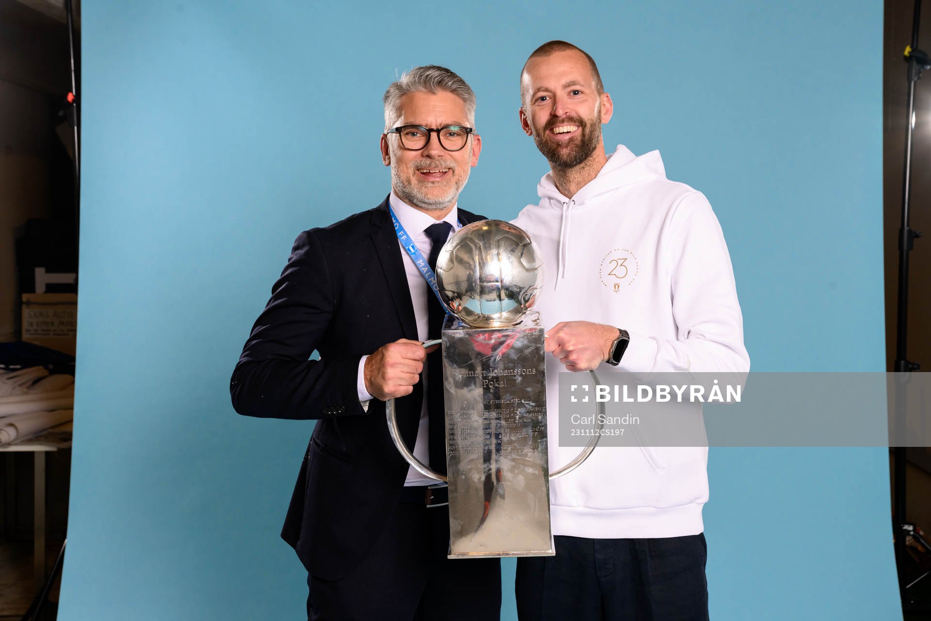 Malmö FFs VD Niclas Carlnén jublar med pokalen efter fotbollsmatchen i Allsvenskan mellan Malmö FF och Elfsborg den 12 november 2023 i Malmö.