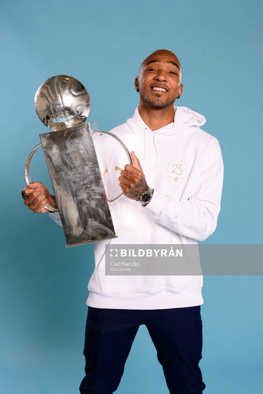 Malmö FFs Derek Cornelius jublar med pokalen