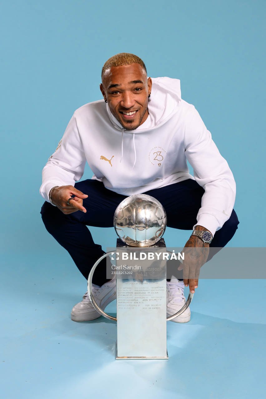 Malmö FFs Derek Cornelius jublar med pokalen