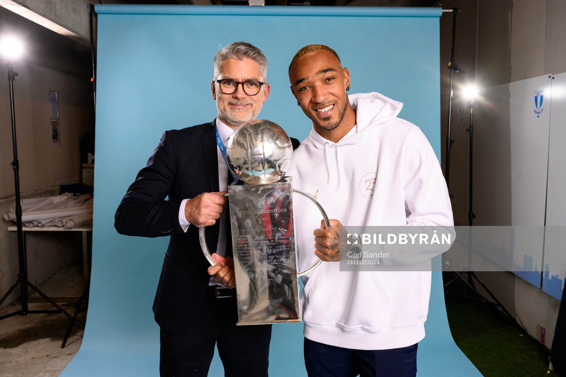 Malmö FFs VD VD Niclas Carlnén och Derek Cornelius jublar