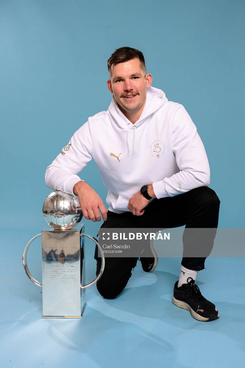 Malmö FFs fystränare Jamie Mackay jublar med pokalen