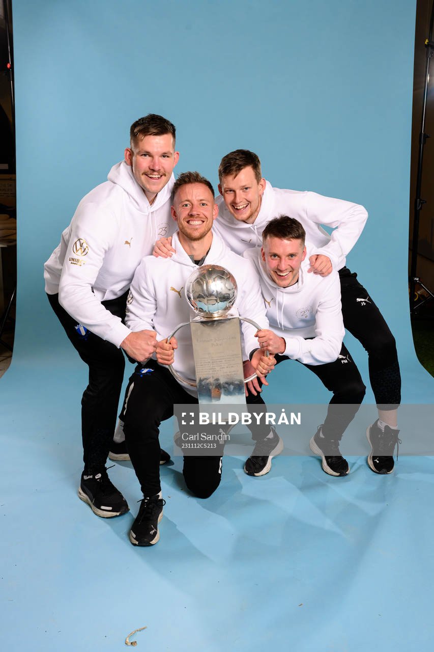 Personal från Malmö FF jublar med pokalen