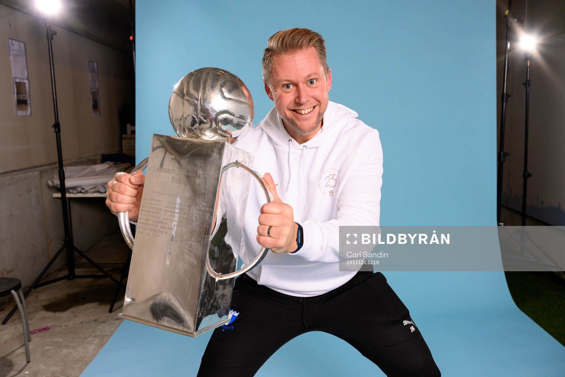 Malmö FFs fysioterapeut Jesper Robertsson jublar med pokalen efter fotbollsmatchen i Allsvenskan mellan Malmö FF och Elfsborg den 12 november 2023 i Malmö.