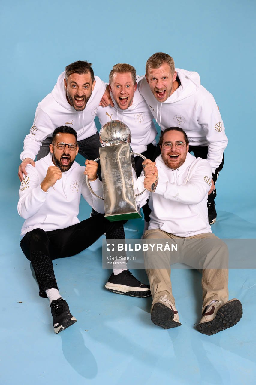 Personal från Malmö FF jublar med pokalen