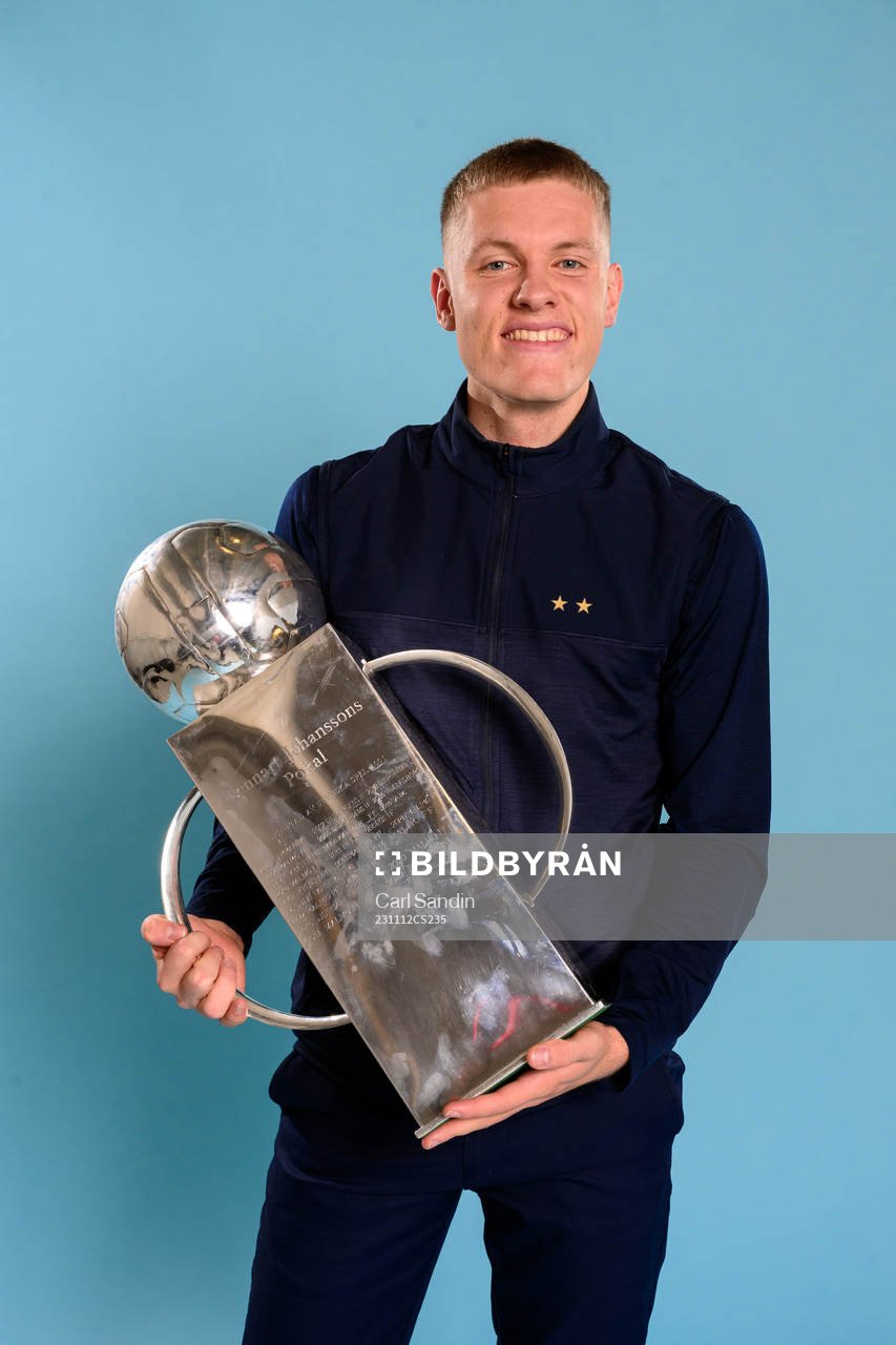 Malmö FFs Sebastian Jörgensen jublar med pokalen