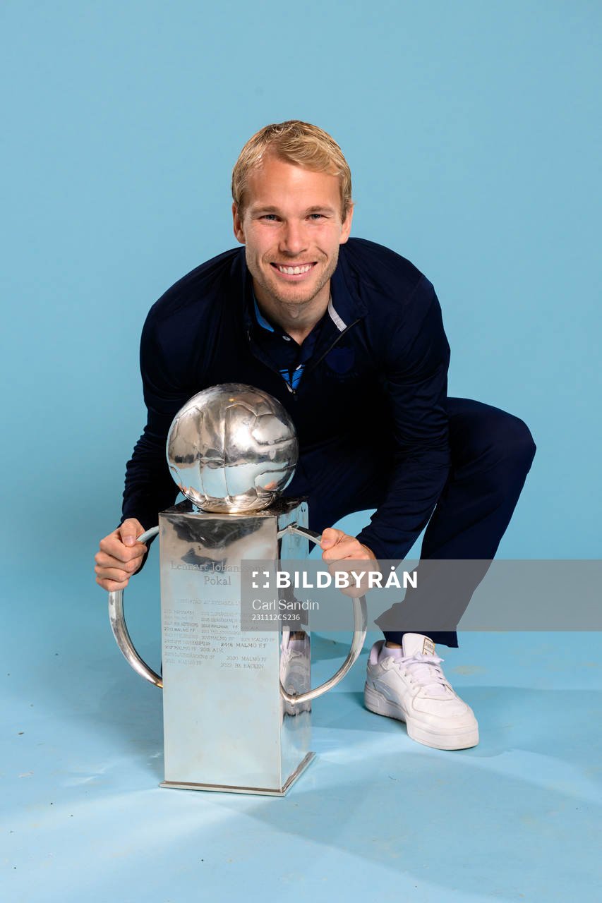 Malmö FFs Oscar Lewicki jublar med pokalen