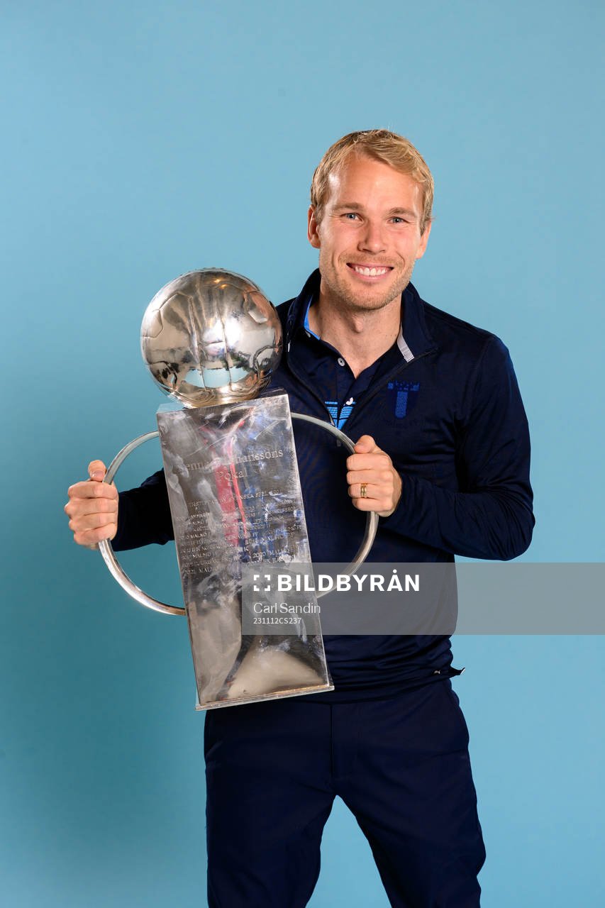 Malmö FFs Oscar Lewicki jublar med pokalen