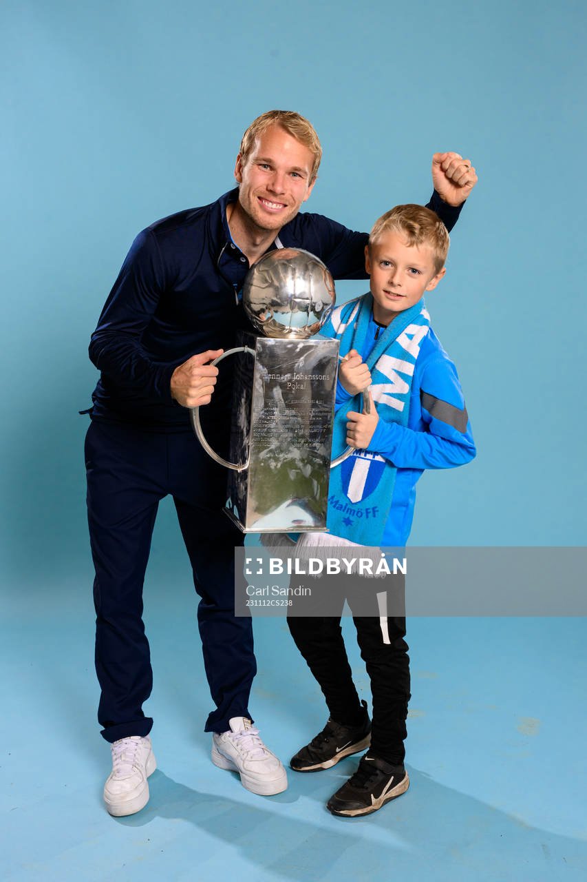 Malmö FFs Oscar Lewicki och son Liam jublar med pokalen