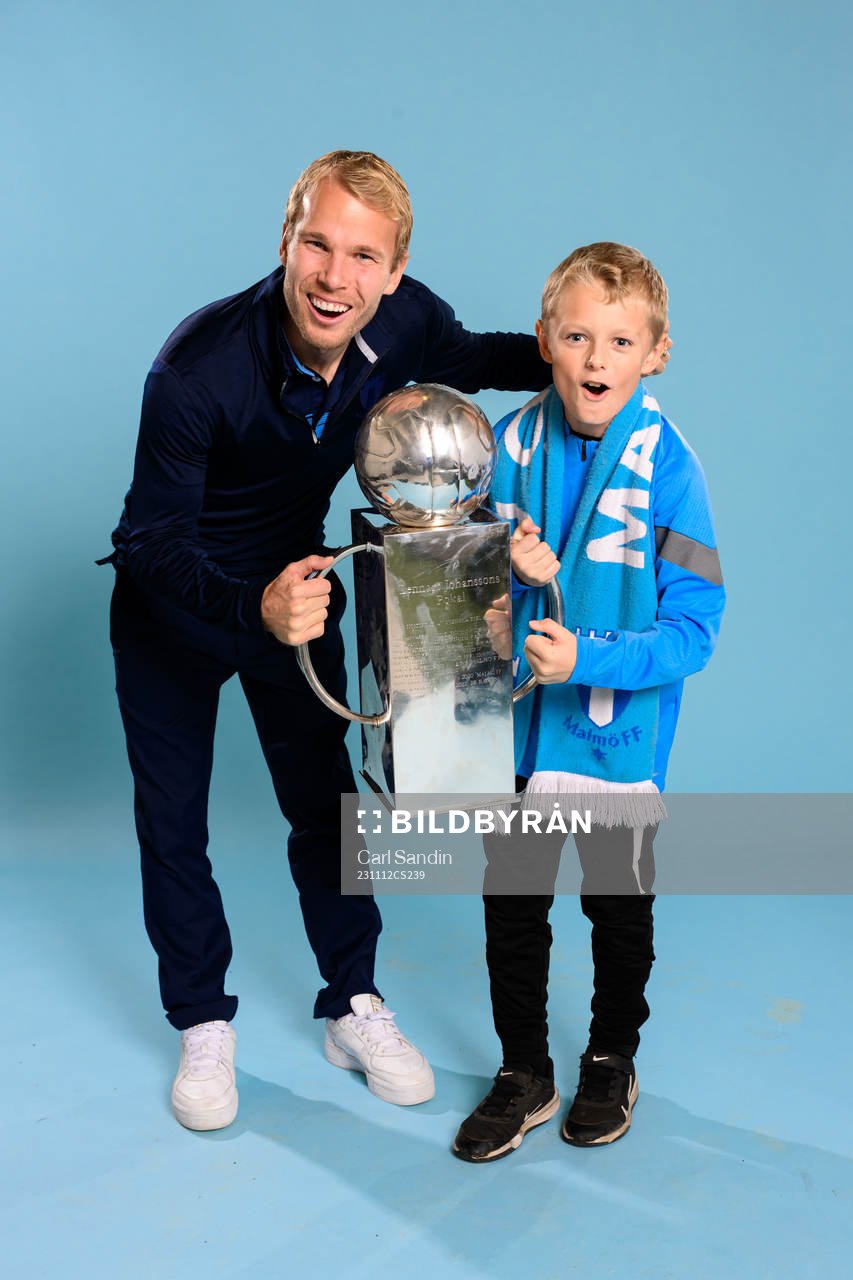 Malmö FFs Oscar Lewicki och son Liam jublar med pokalen