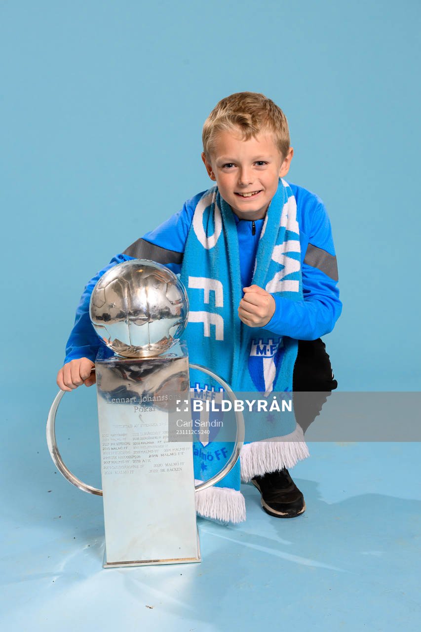 Liam Lewicki (son till Oscar Lewicki ) jublar med pokalen