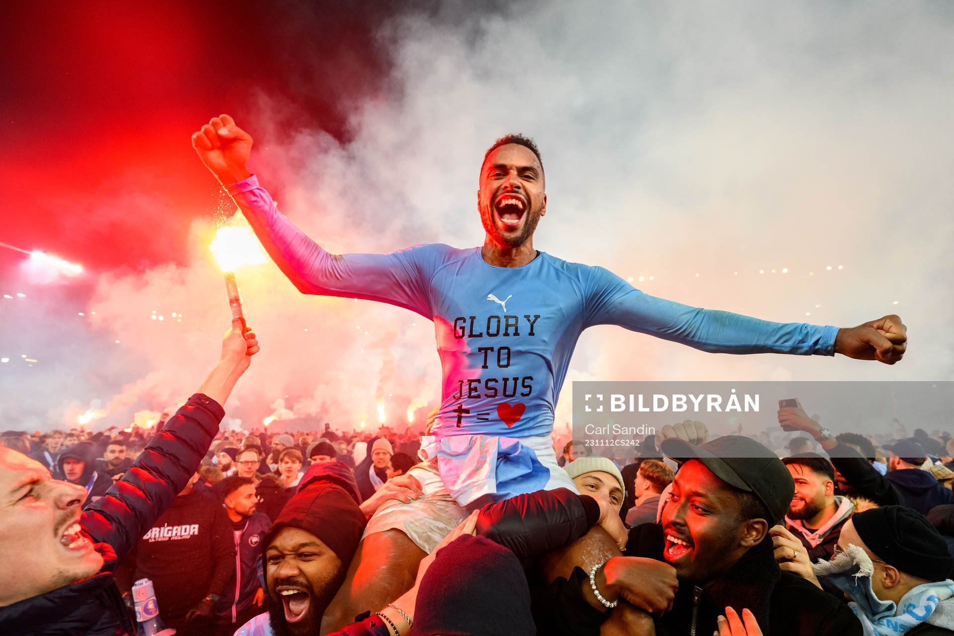 Malmö FFs Isaac Kiese Thelin jublar med supportrarna