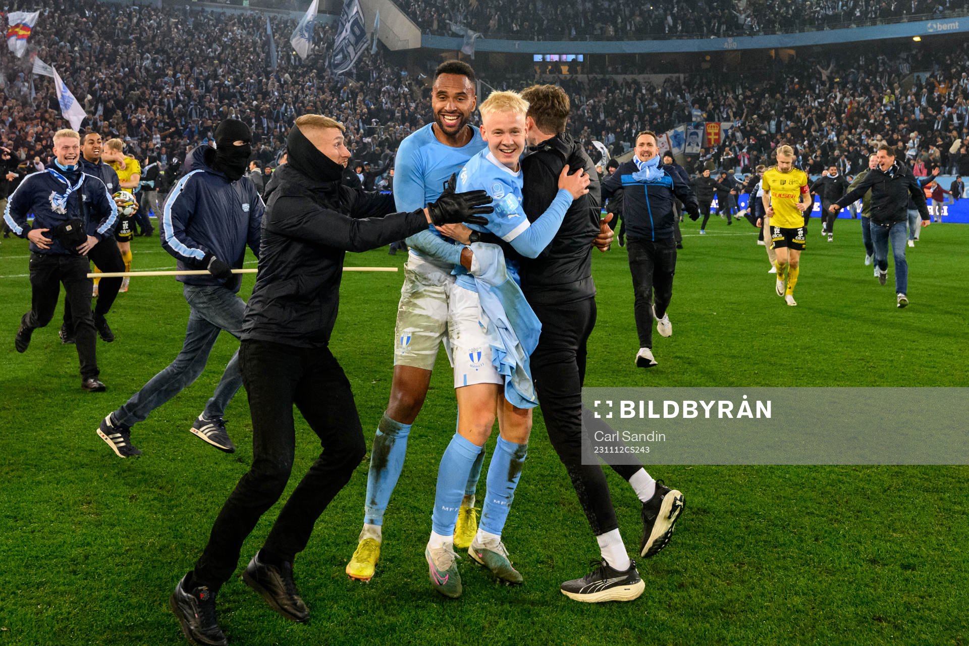 Malmö FFs Isaac Kiese Thelin och Otto Rosengren jublar med