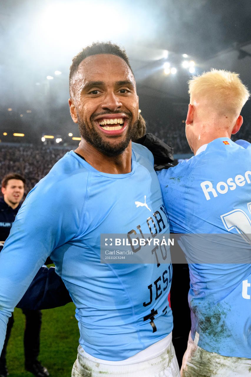 Malmö FFs Isaac Kiese Thelin jublar med supportrarna