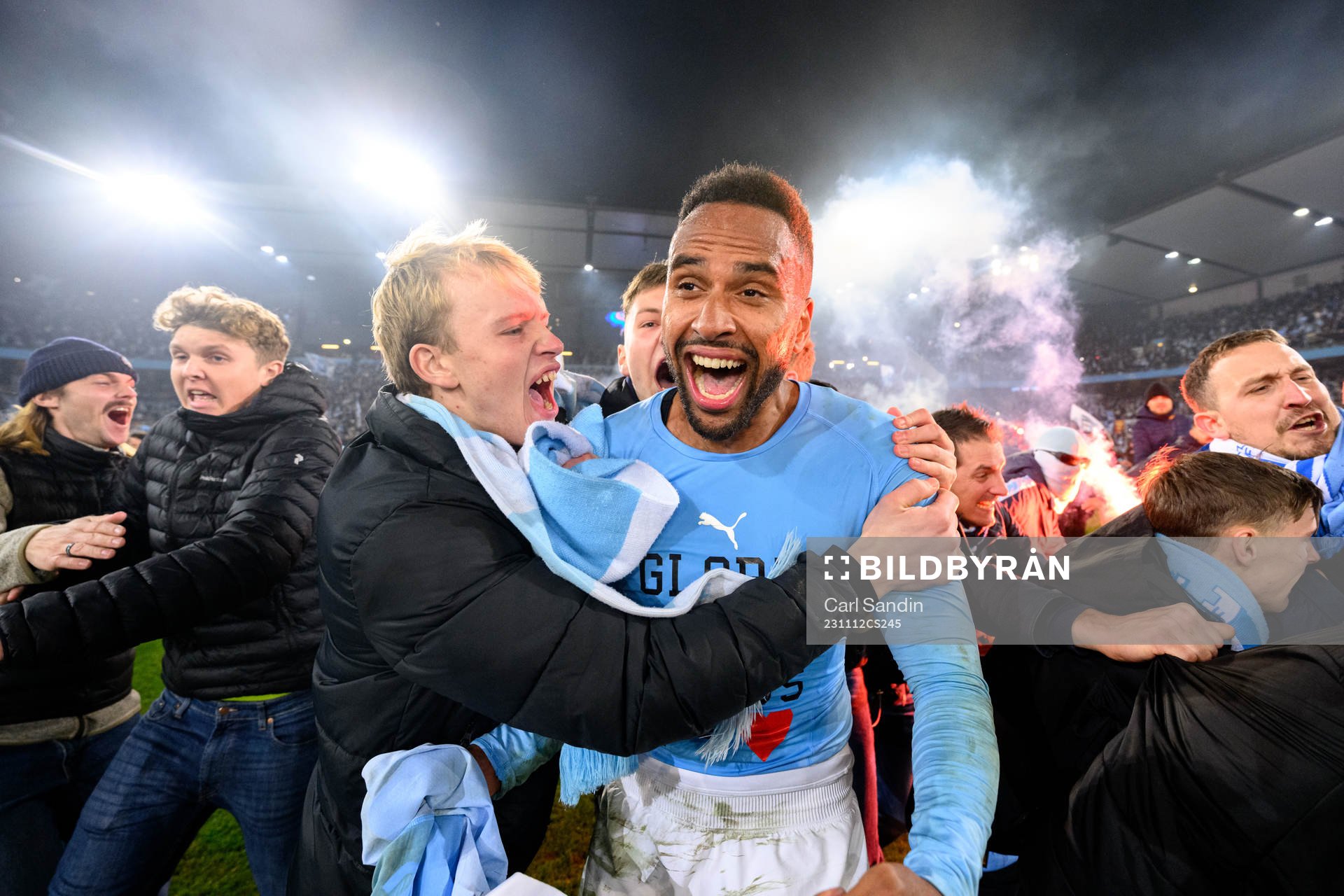 Malmö FFs Isaac Kiese Thelin jublar med supportrarna