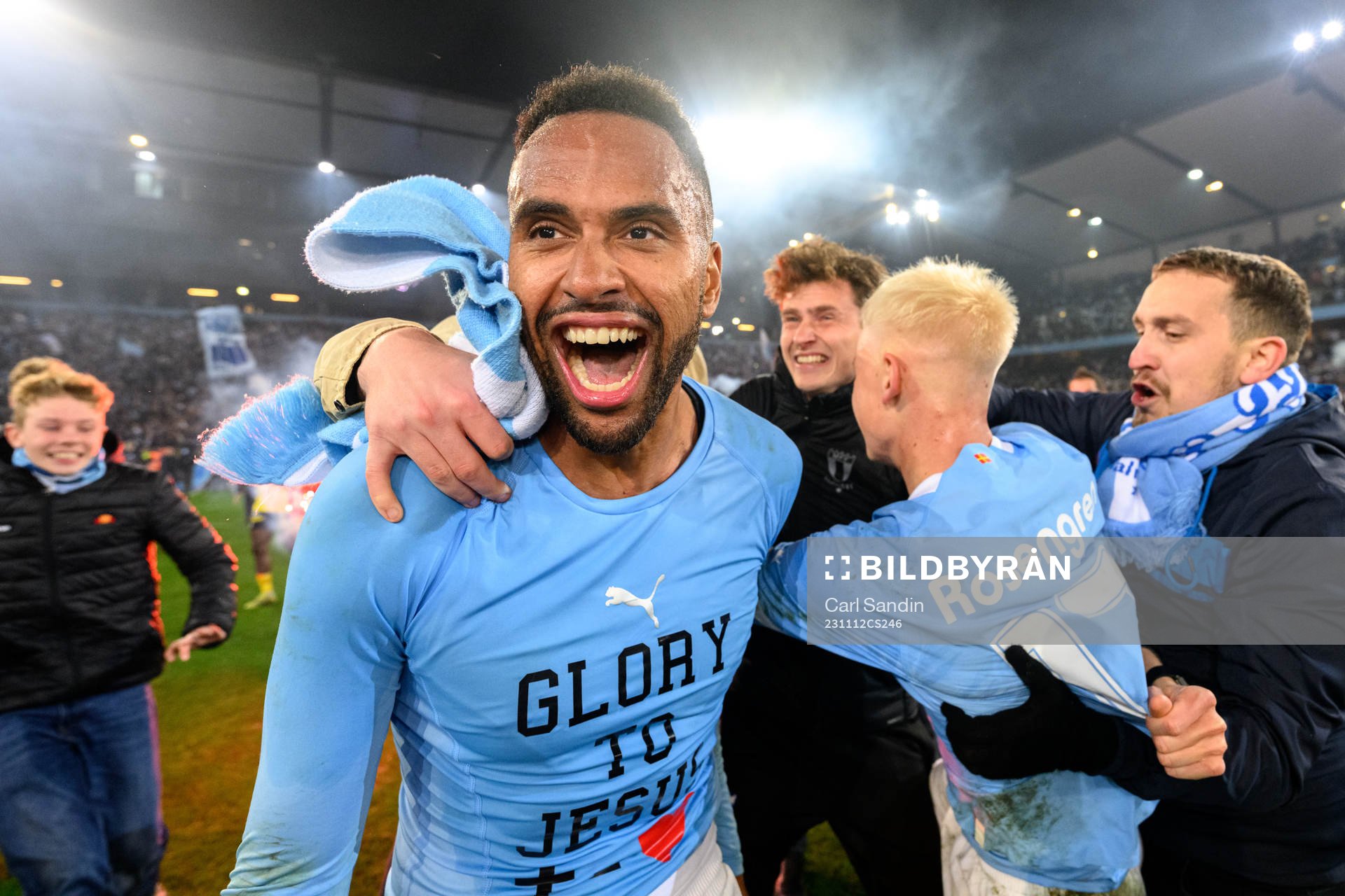 Malmö FFs Isaac Kiese Thelin jublar med supportrarna