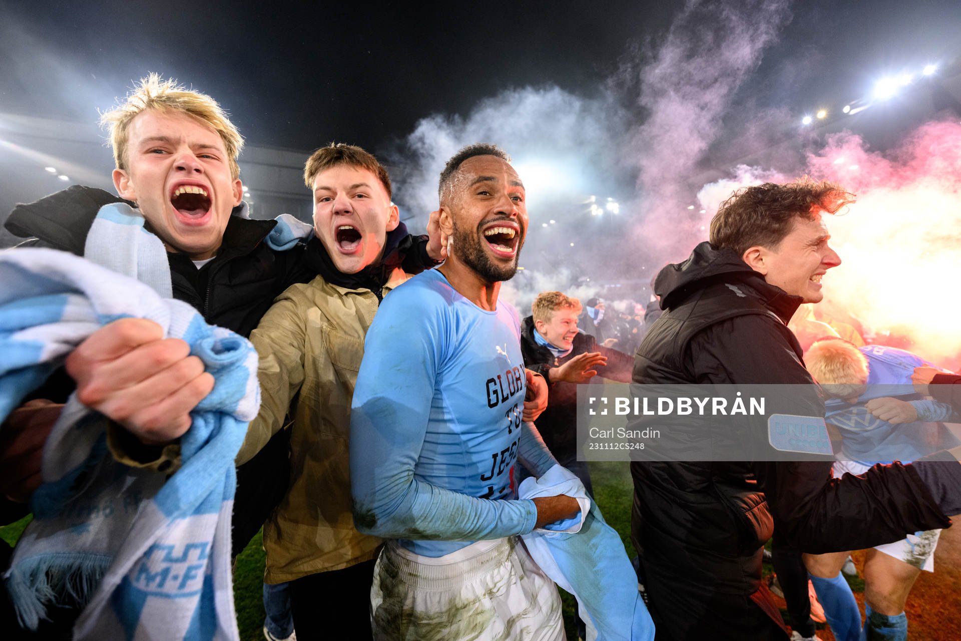Malmö FFs Isaac Kiese Thelin jublar med supportrarna