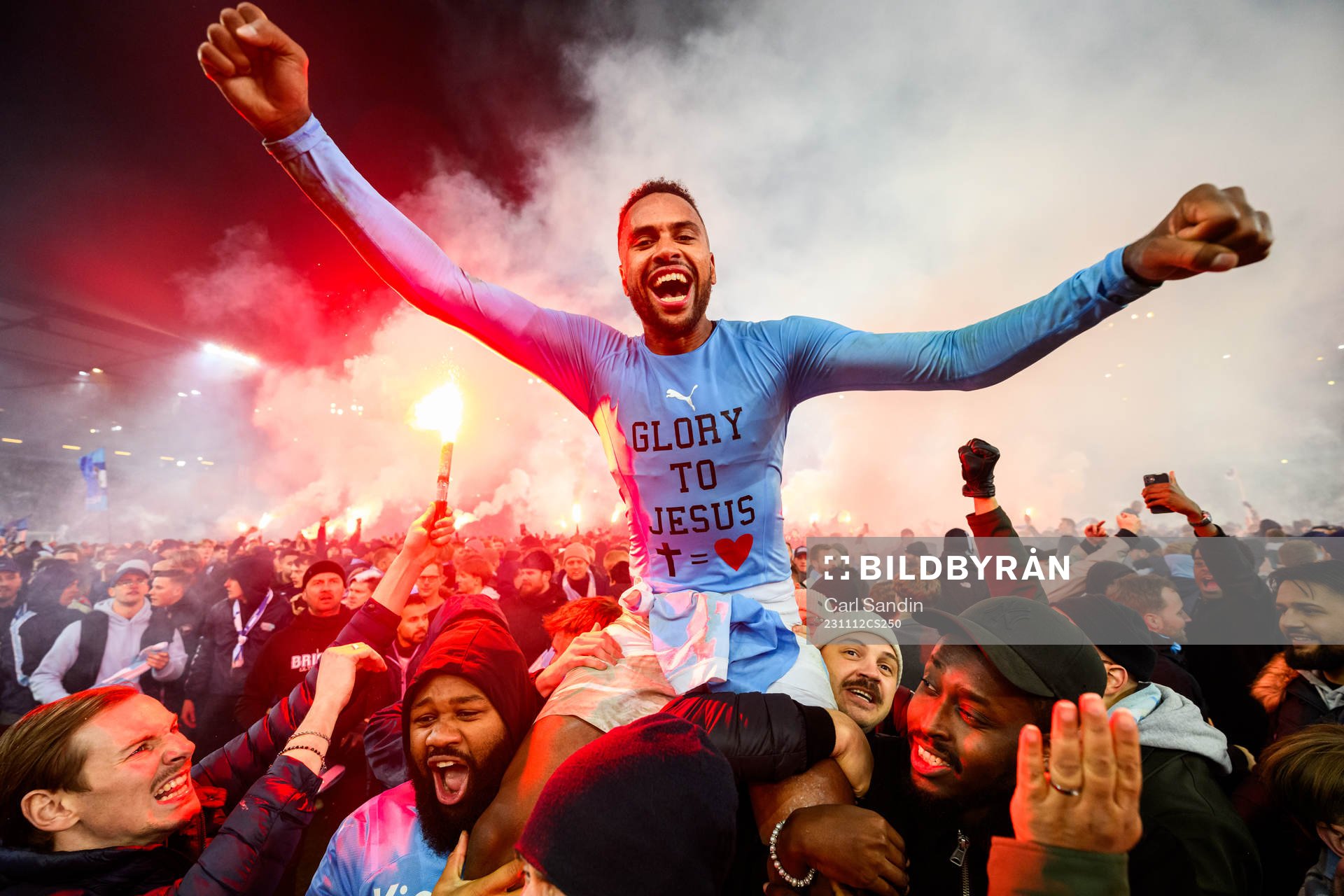 Malmö FFs Isaac Kiese Thelin jublar med supportrarna
