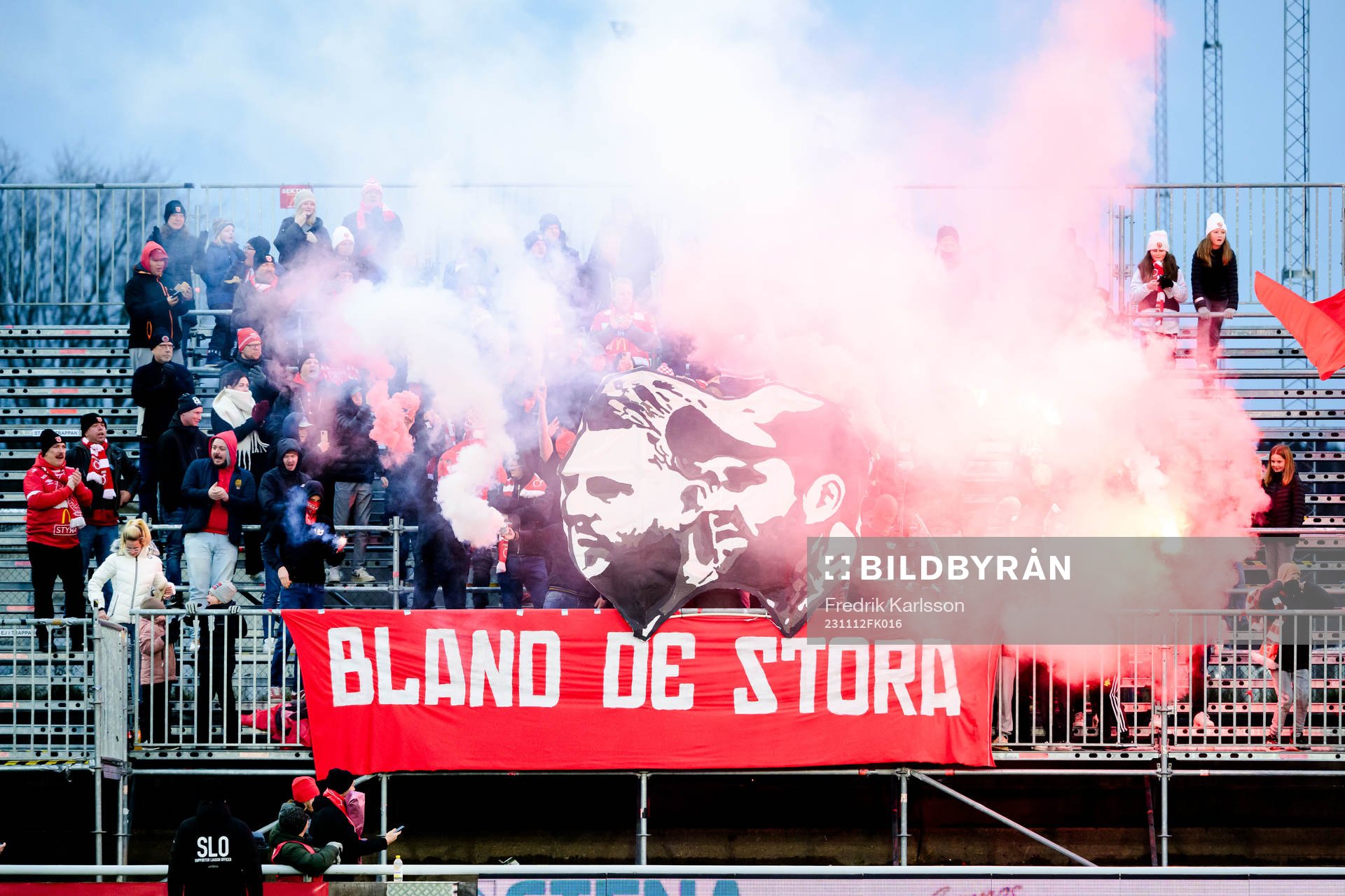 Degerfors tränare Andreas Holmberg och tränare Tobias Solberg på ett tifo av supportrarna inför fotbollsmatchen i Allsvenskan mellan Degerfors och Mjällby den 12 november 2023 i Degerfors.