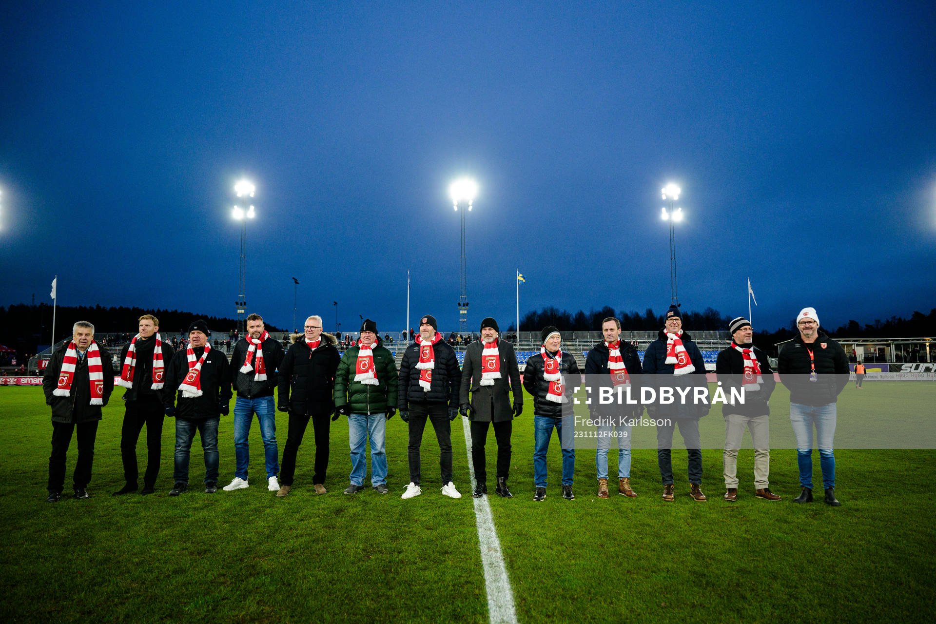Spelare från Degerfors trupp 1993 hyllas i halvtid under fotbollsmatchen i Allsvenskan mellan Degerfors och Mjällby den 12 november 2023 i Degerfors. 