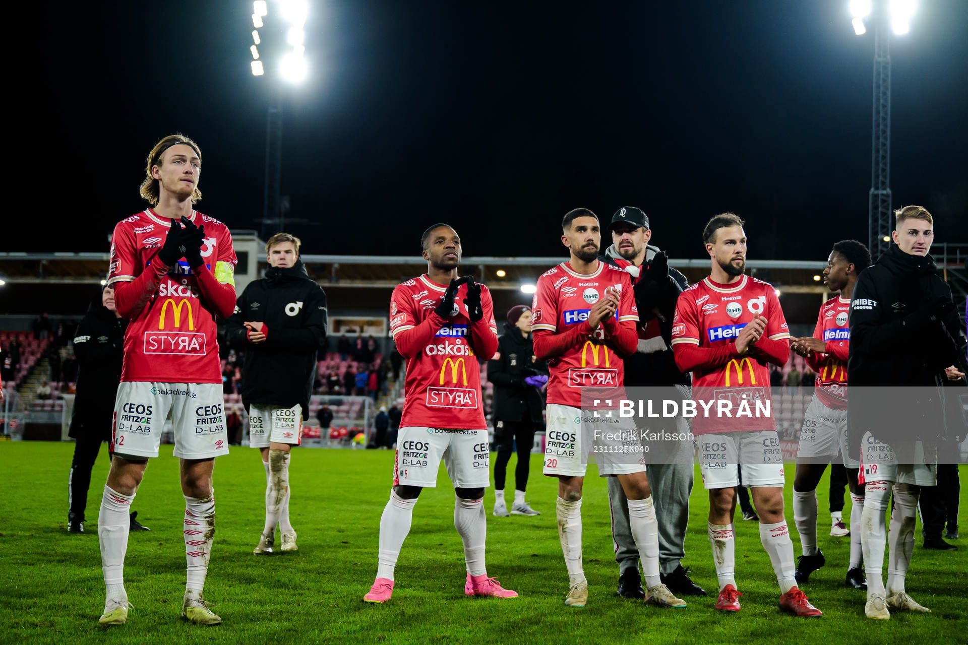 Degerfors spelare deppar och tackar publiken