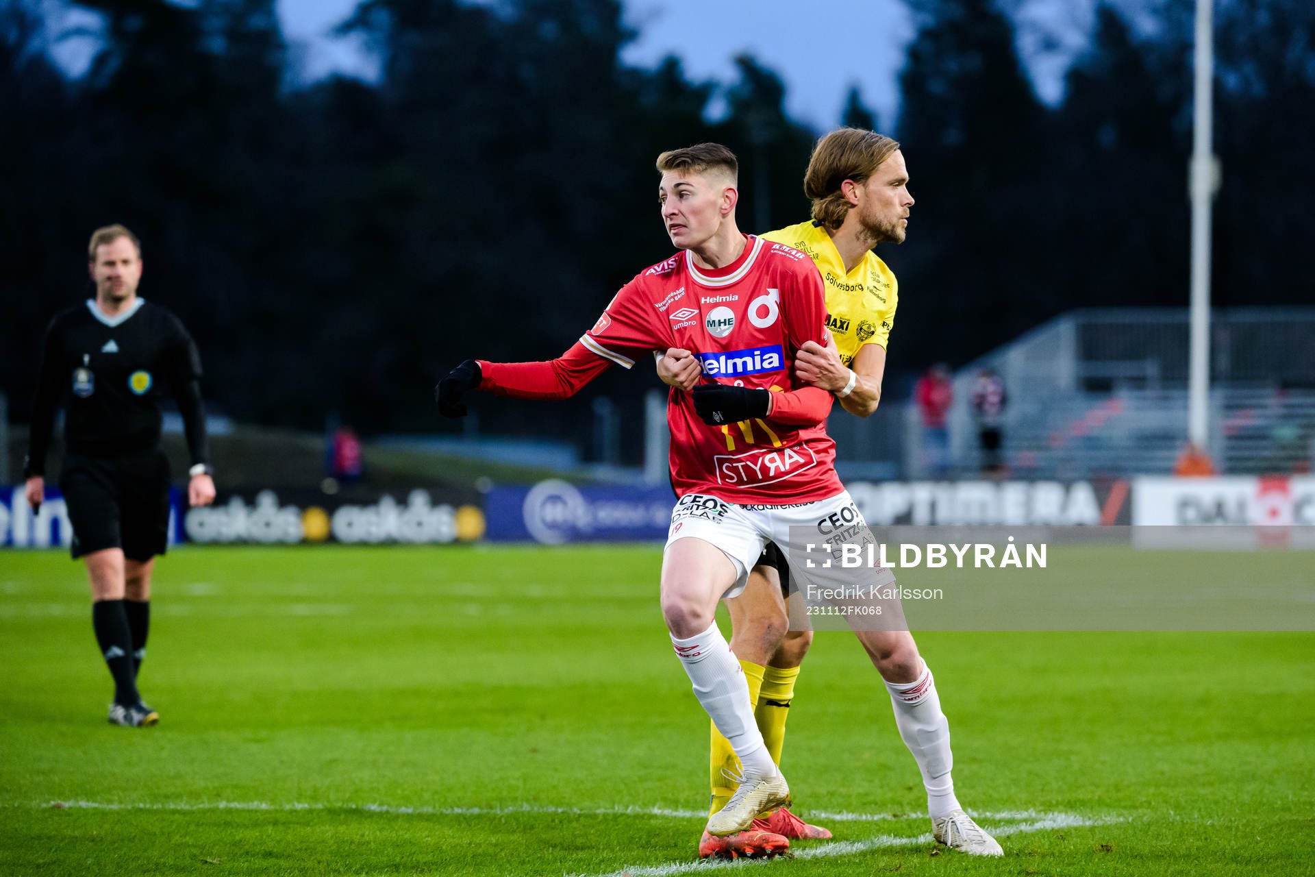 Degerfors Jamie Bichis och Mjällbys Tom Pettersson under fotbollsmatchen i Allsvenskan mellan Degerfors och Mjällby den 12 november 2023 i Degerfors.