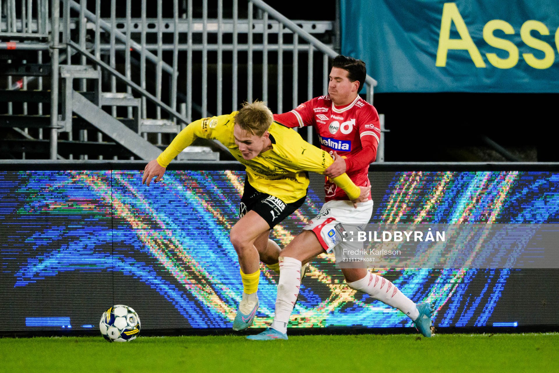 Mjällbys Max Fenger och Degerfors Carl Ljungberg under fotbollsmatchen i Allsvenskan mellan Degerfors och Mjällby den 12 november 2023 i Degerfors.