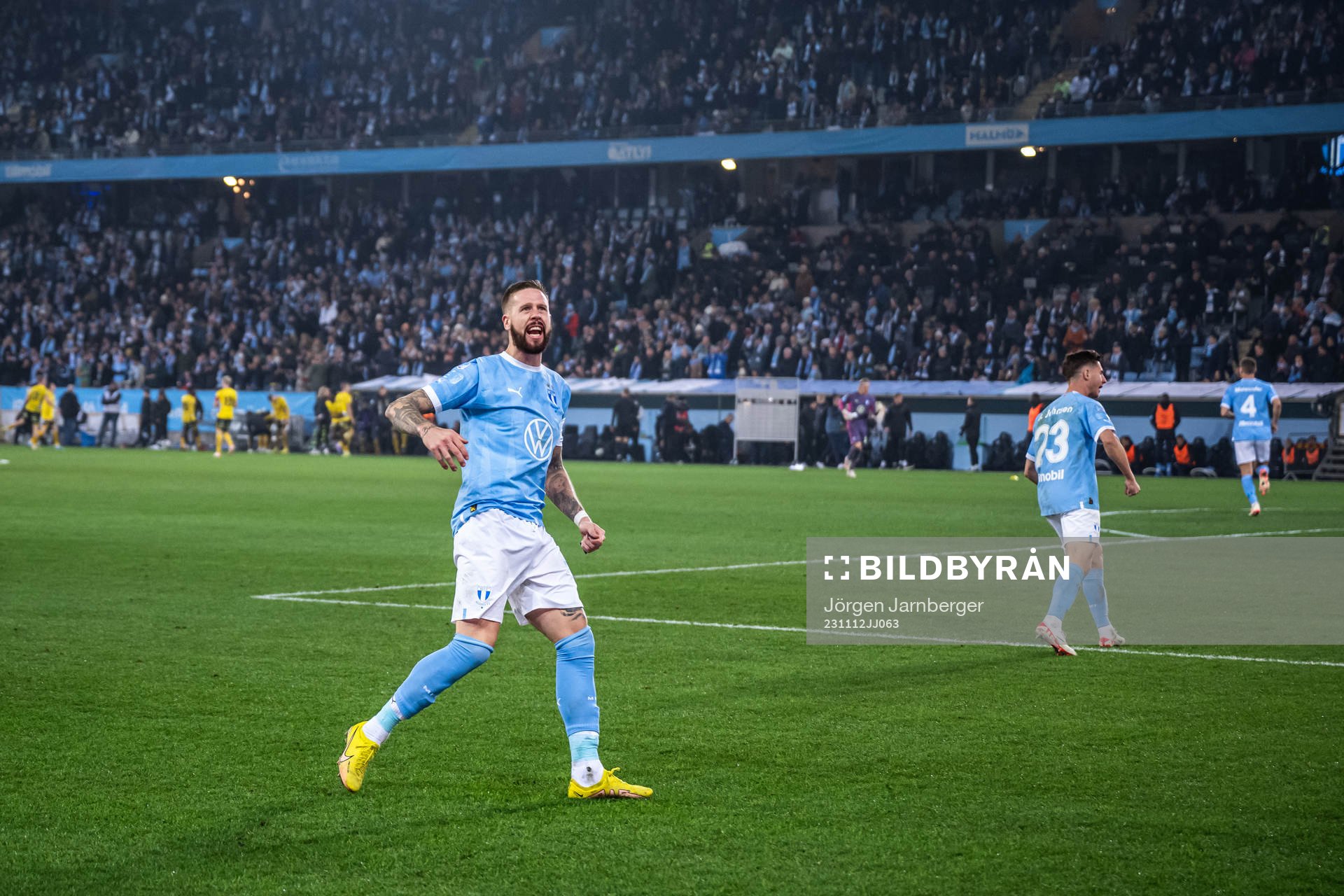 Malmö FFs Pontus Jansson manar på supportrar