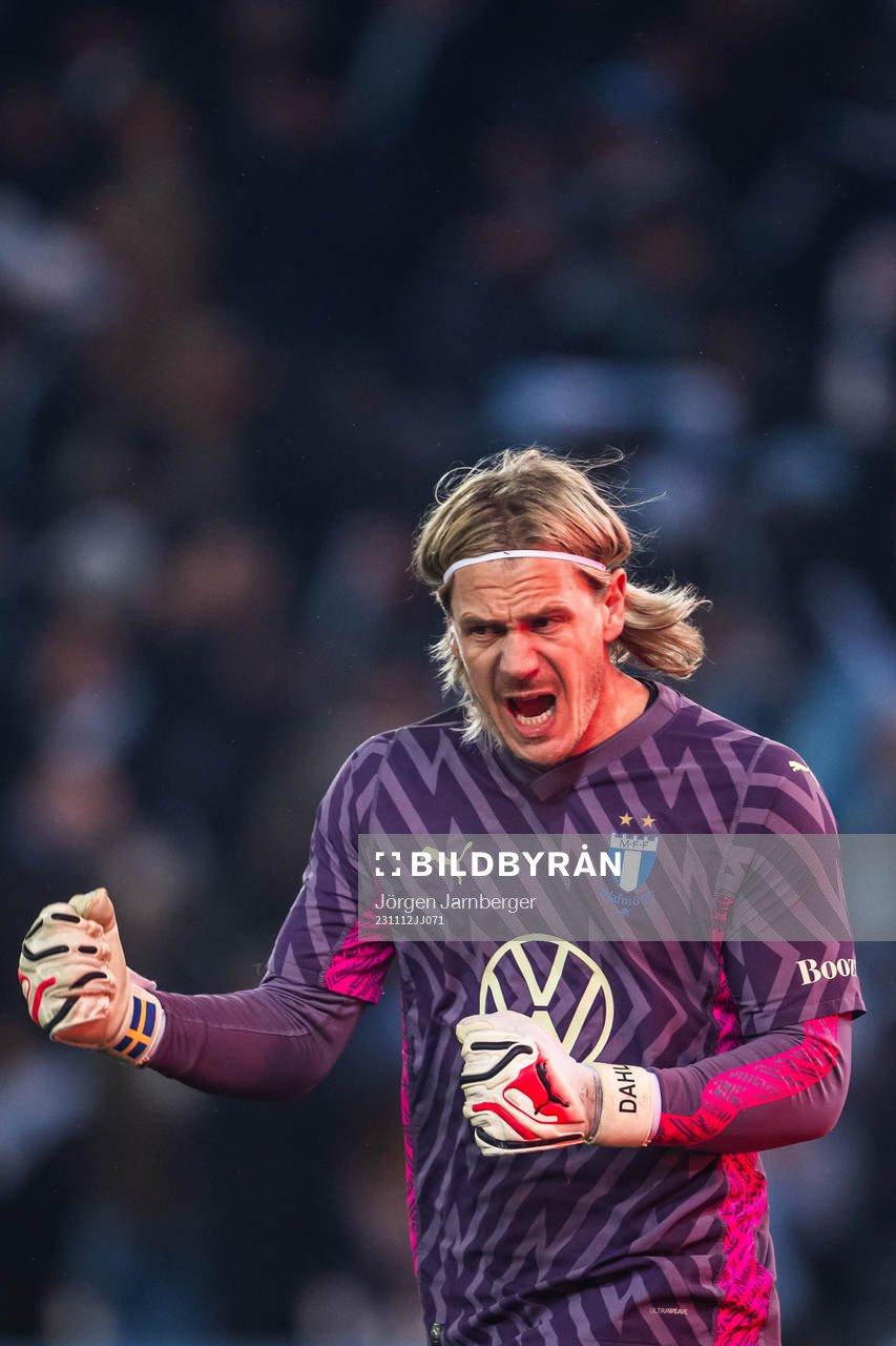 Malmö FFs målvakt Johan Dahlin jublar