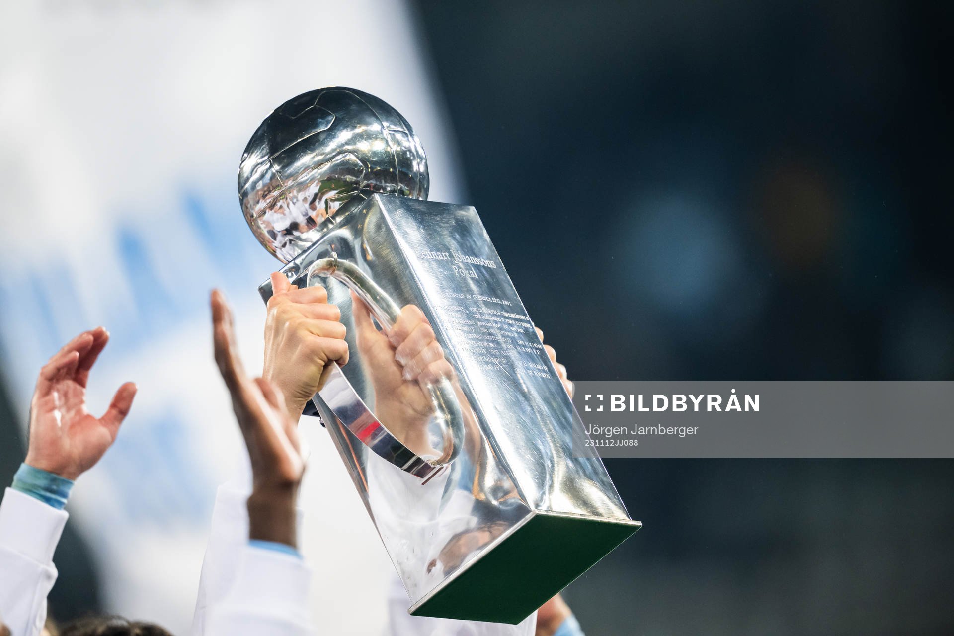 Malmö FFs spelare lyfter Lennart Johanssons pokal och