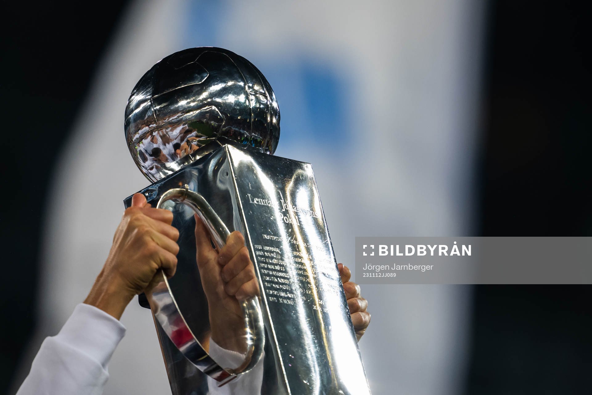 Malmö FFs spelare lyfter Lennart Johanssons pokal och