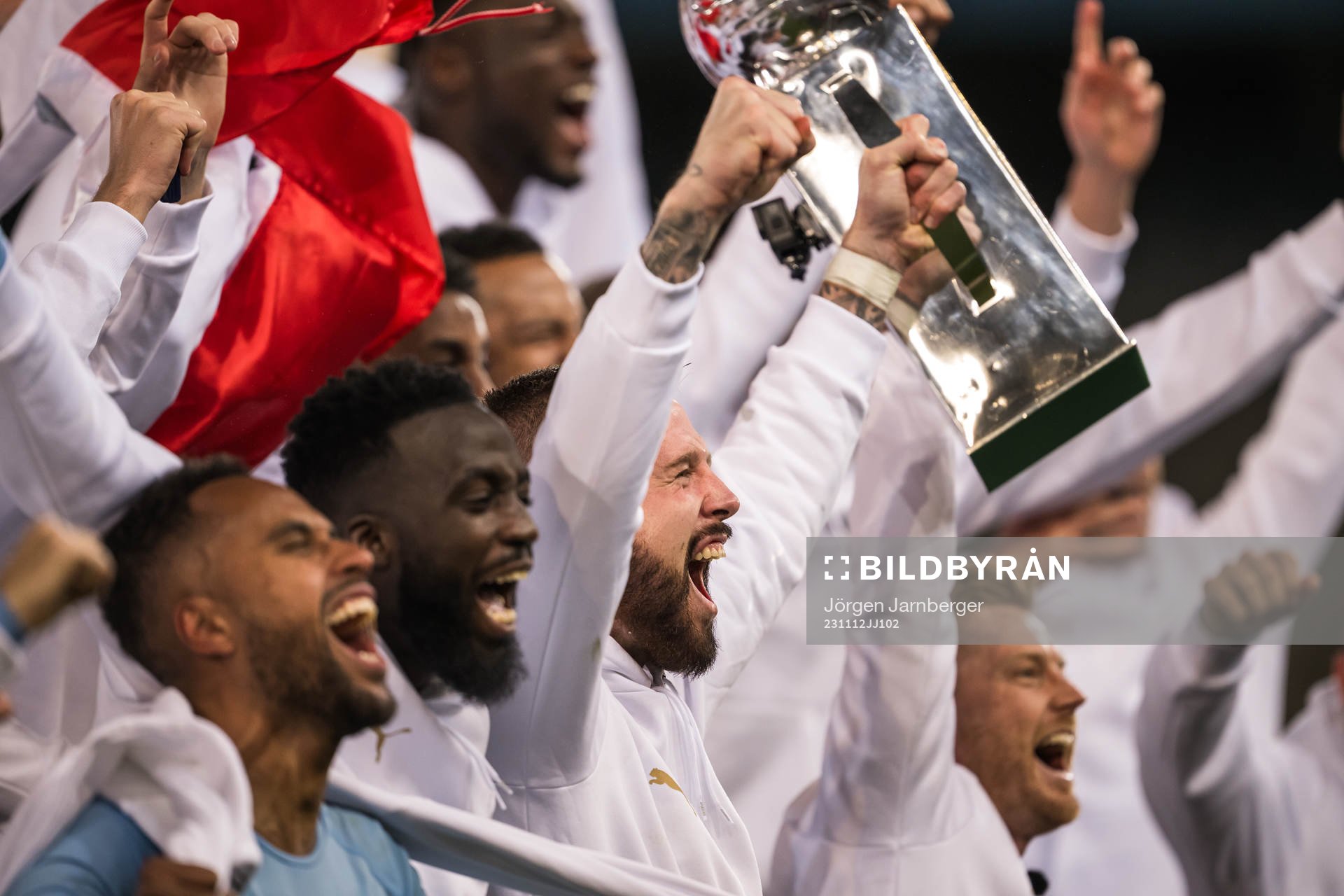 Malmö FFs Pontus Jansson lyfter Lennart Johanssons pokal