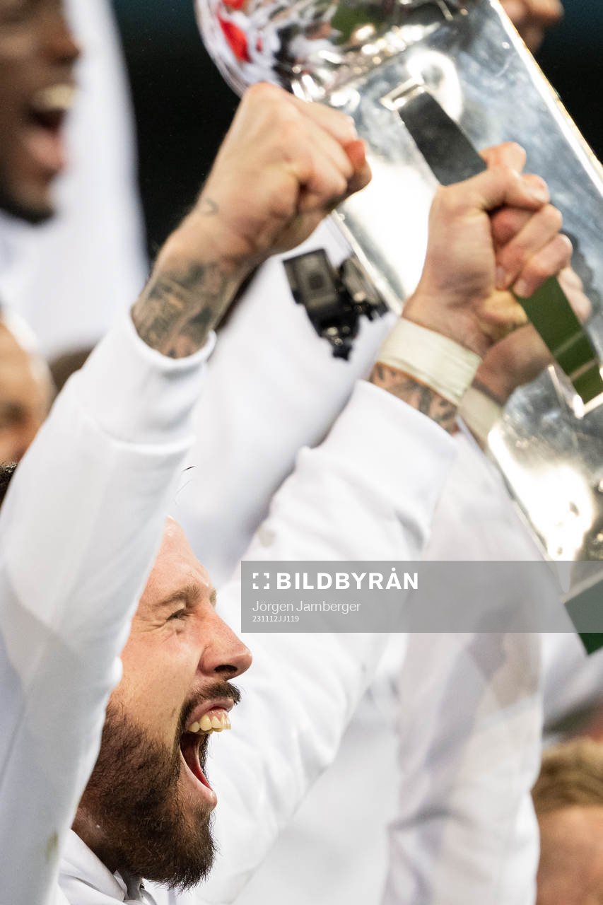 Malmö FFs Pontus Jansson lyfter Lennert Johanssons pokal