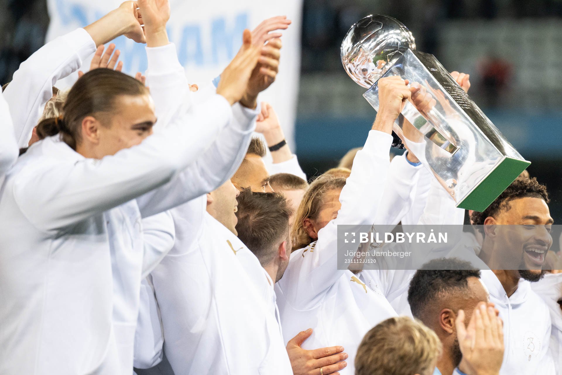 Malmö FFs lyfter Lennert Johanssons pokal