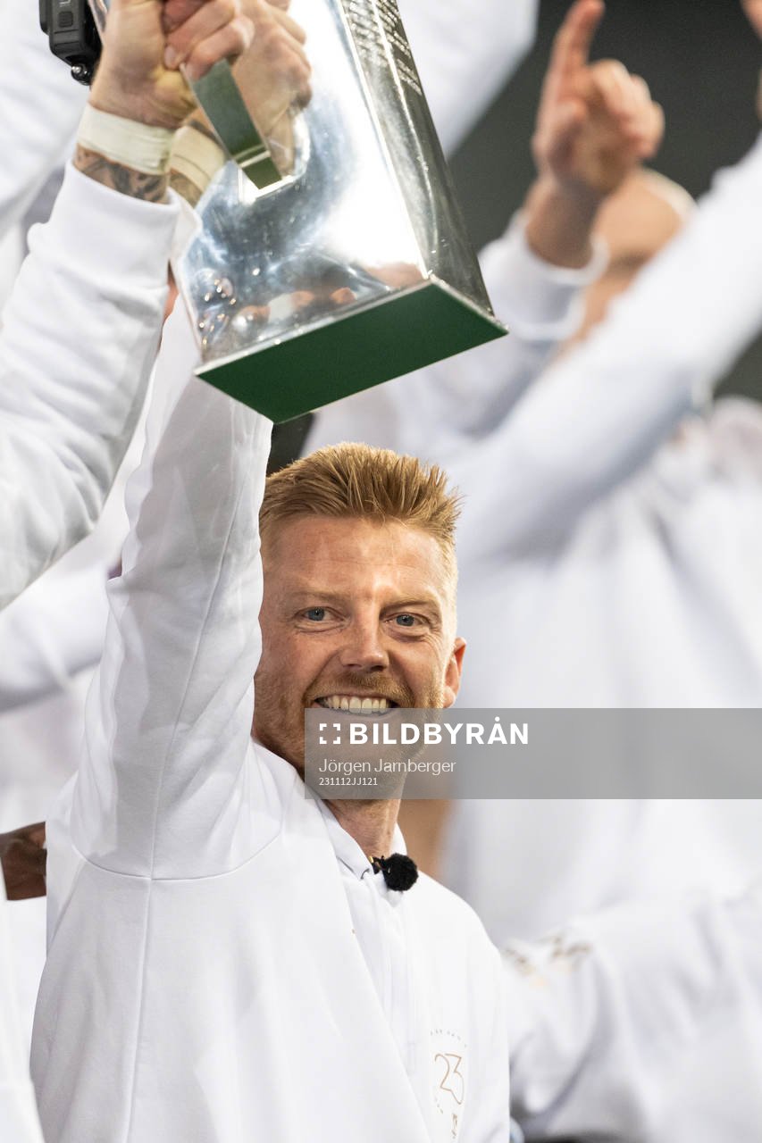 Malmö FFs Anders Christiansen lyfter Lennert Johanssons