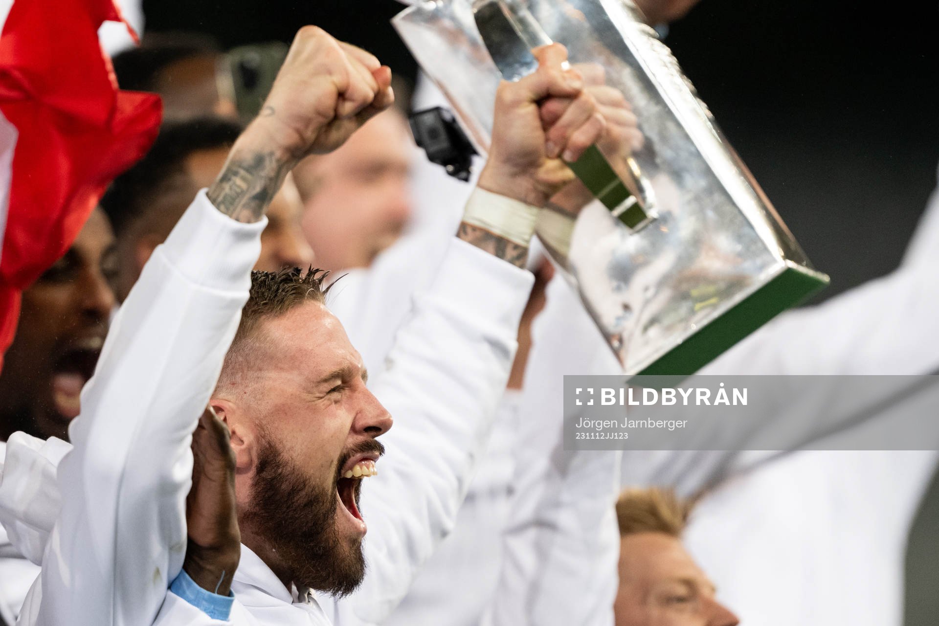 Malmö FFs Pontus Jansson lyfter Lennert Johanssons pokal