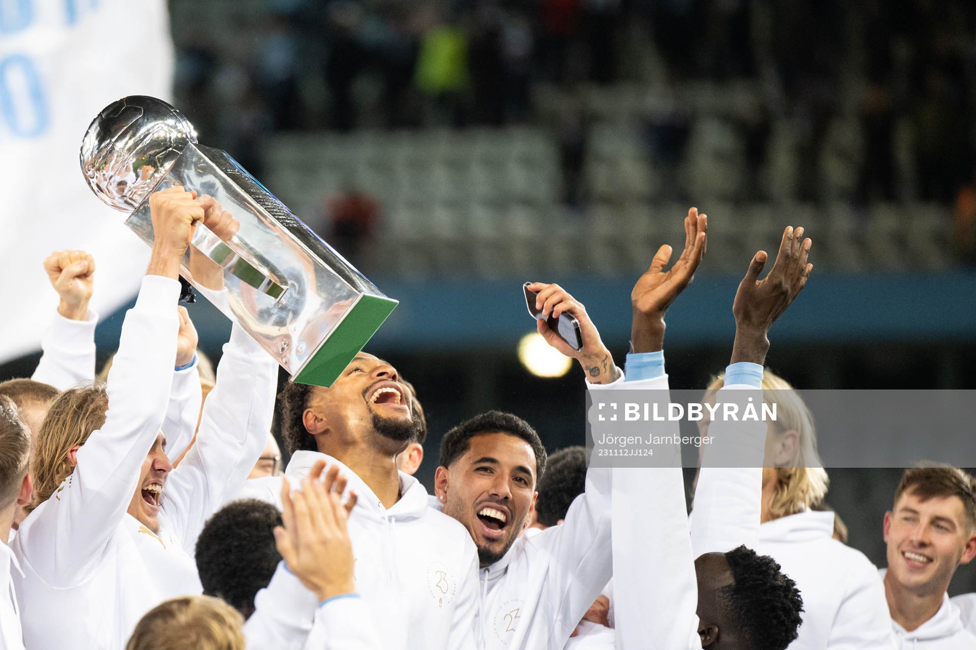 Malmö FFs spelare lyfter Lennert Johanssons pokal