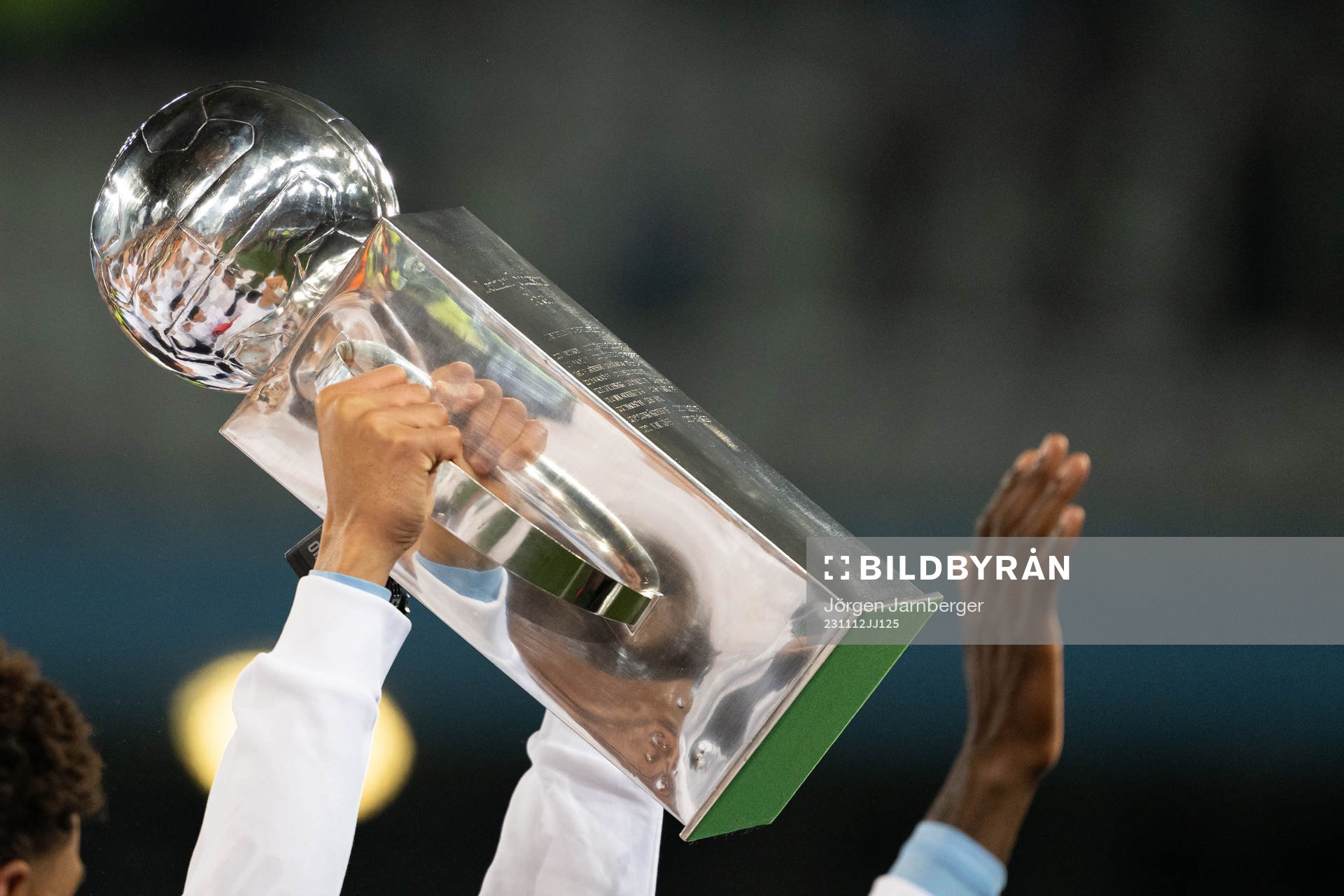 Malmö FFs lyfter Lennert Johanssons pokal