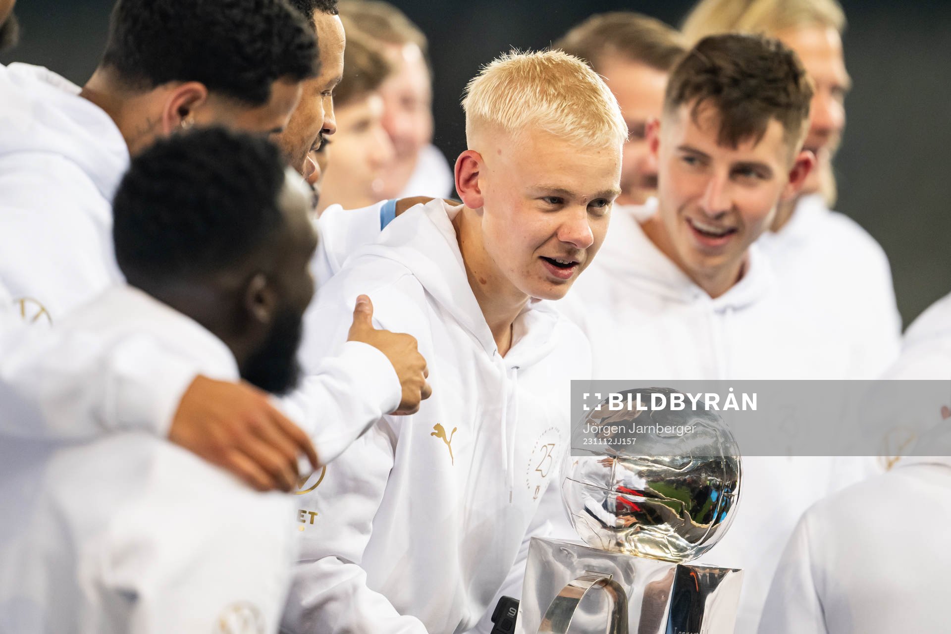 Malmö FFs Otto Rosengren lyfter pokalen under prisceremonin efter fotbollsmatchen i Allsvenskan mellan Malmö FF och Elfsborg den 12 november 2023 i Malmö.