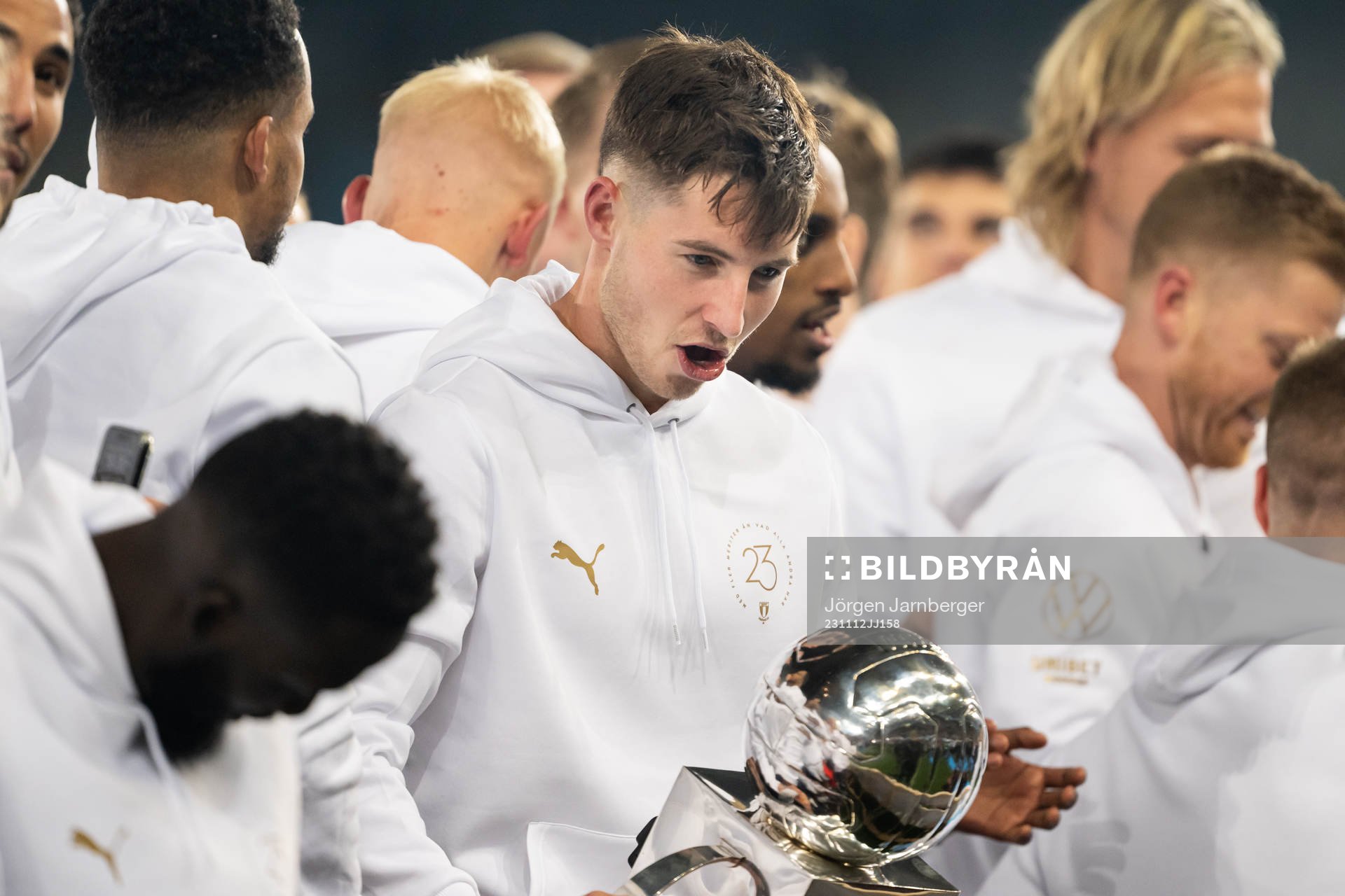 Malmö FFs spelare lyfter pokalen
