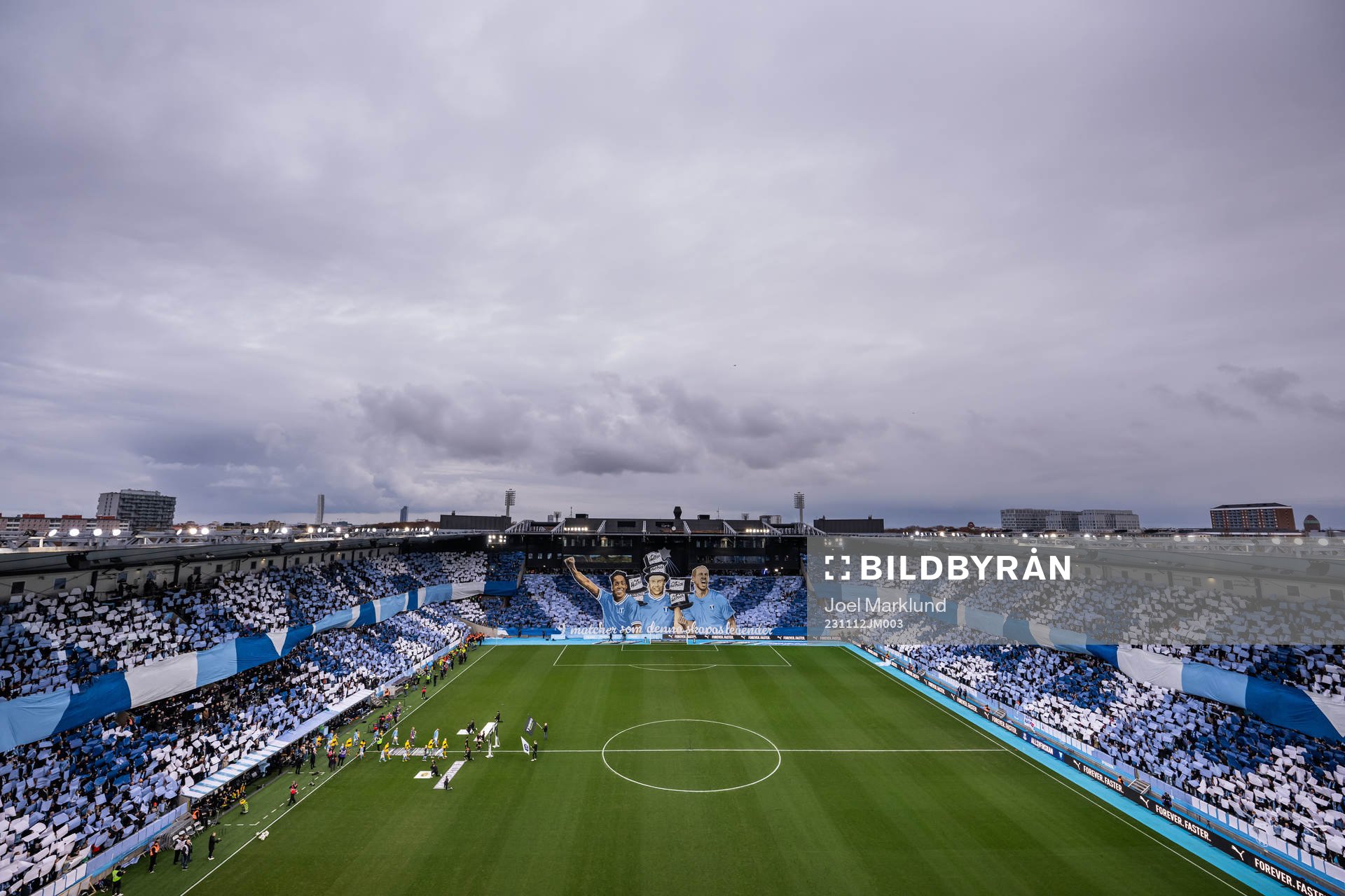 Spelarna gör entré framför Malmö FFs supportrar som har