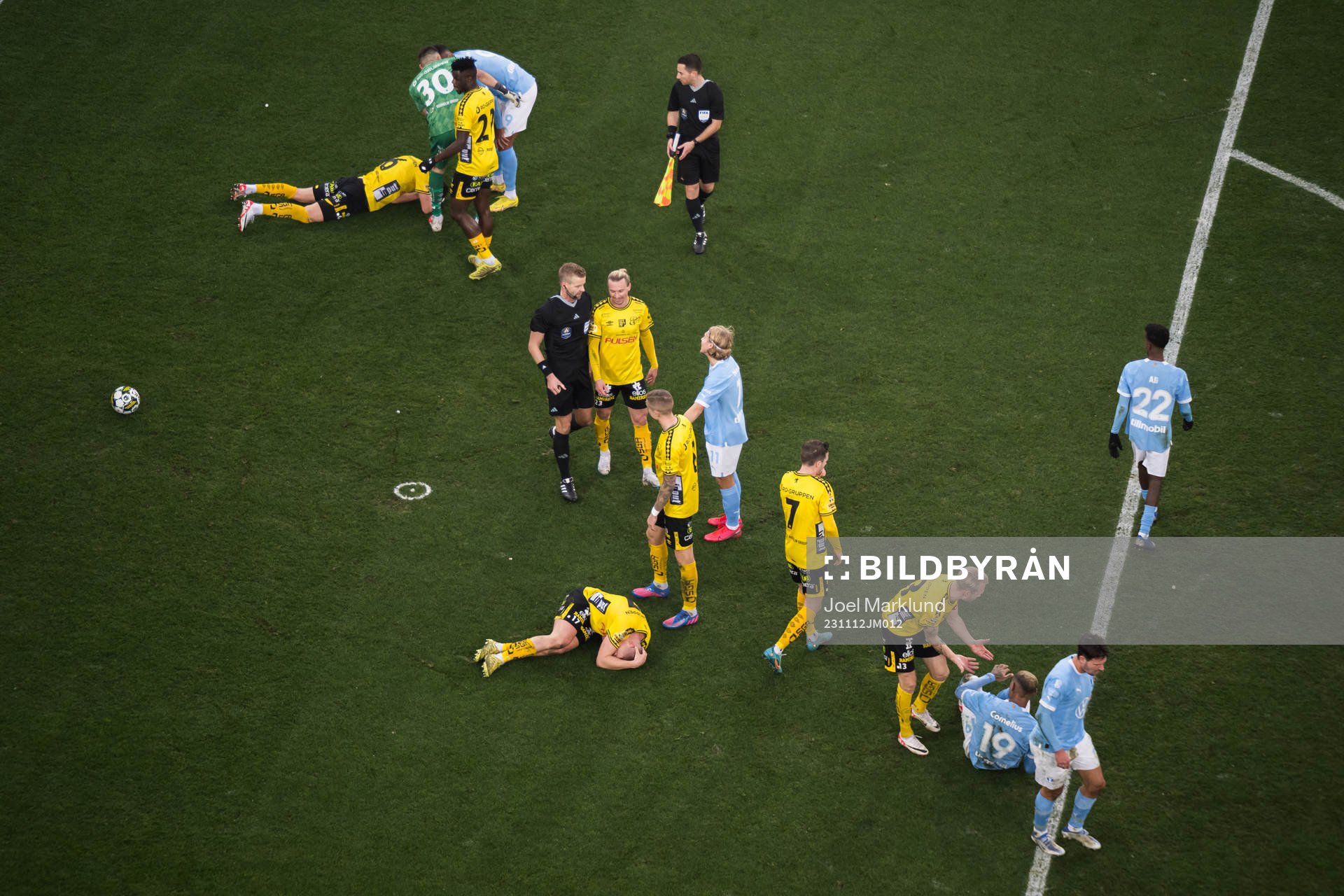 Domare Glenn Nyberg i samtal med Elfsborgs Niklas Hult