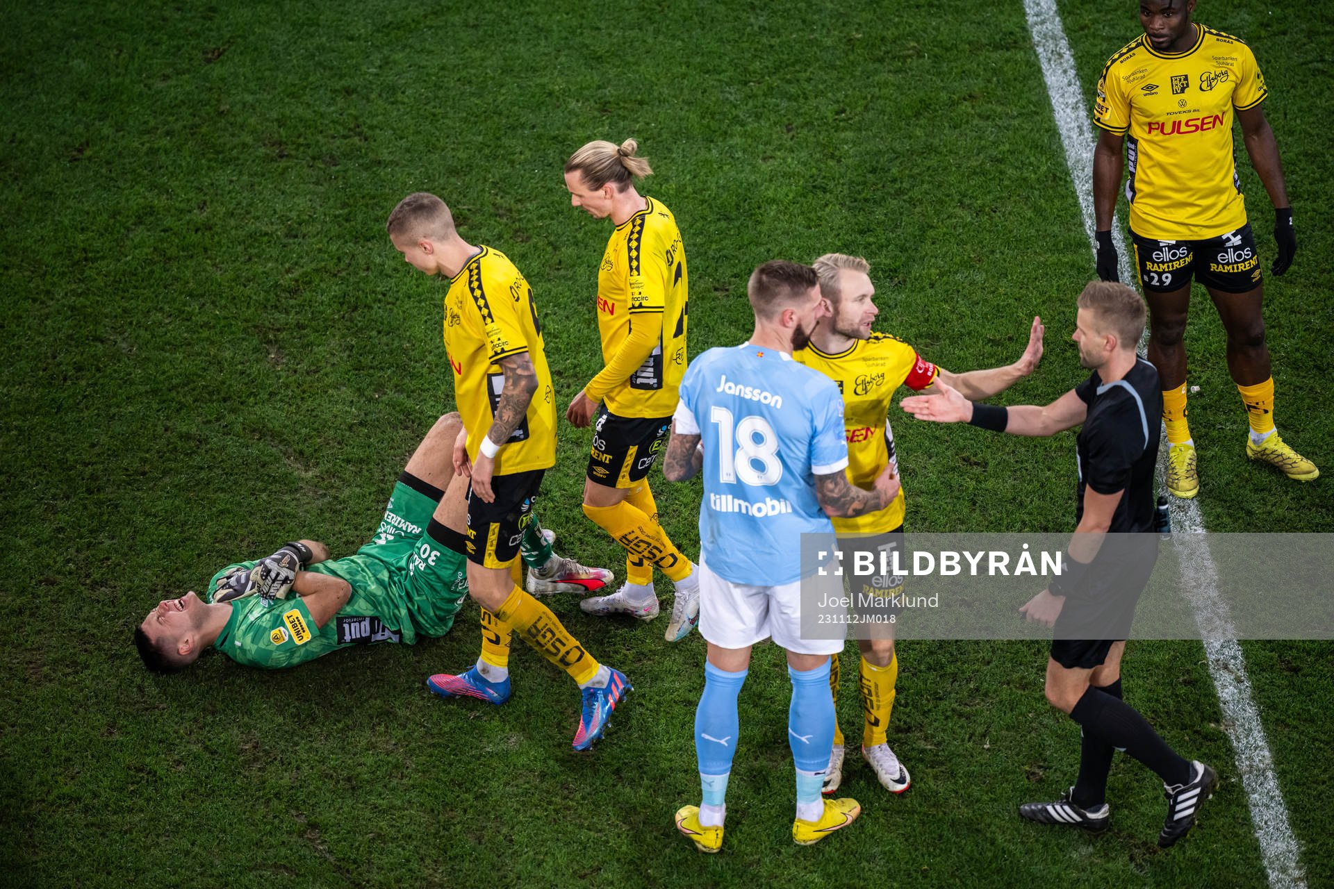 Elfsborgs målvakt Hakon Valdimarsson har ont under fotbollsmatchen i Allsvenskan mellan Malmö FF och Elfsborg den 12 november 2023 i Malmö.