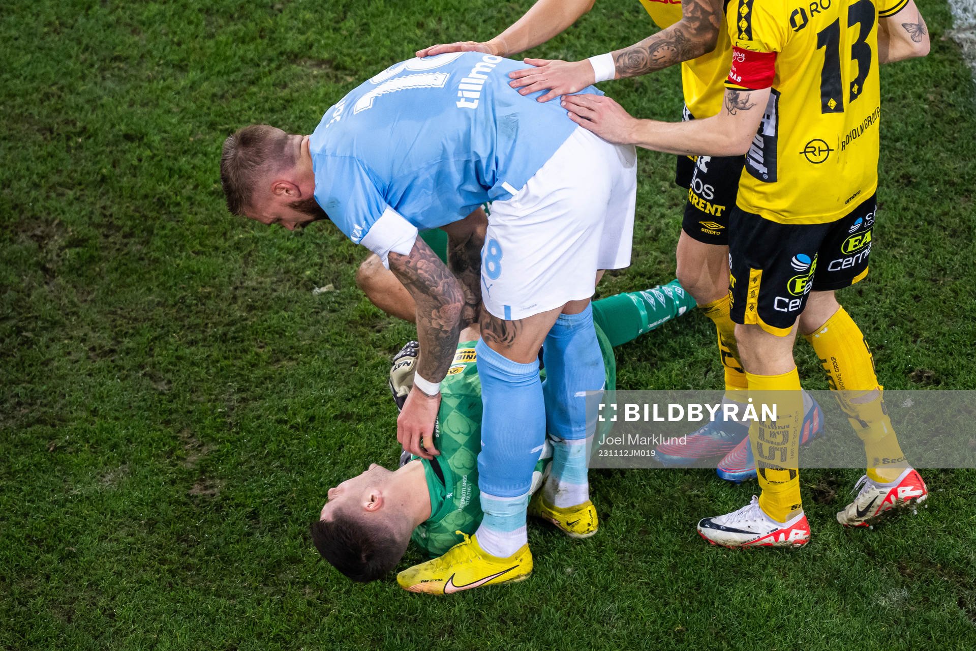 Elfsborgs målvakt Hakon Valdimarsson kollas till av Malmö FFs Pontus Jansson under fotbollsmatchen i Allsvenskan mellan Malmö FF och Elfsborg den 12 november 2023 i Malmö.
