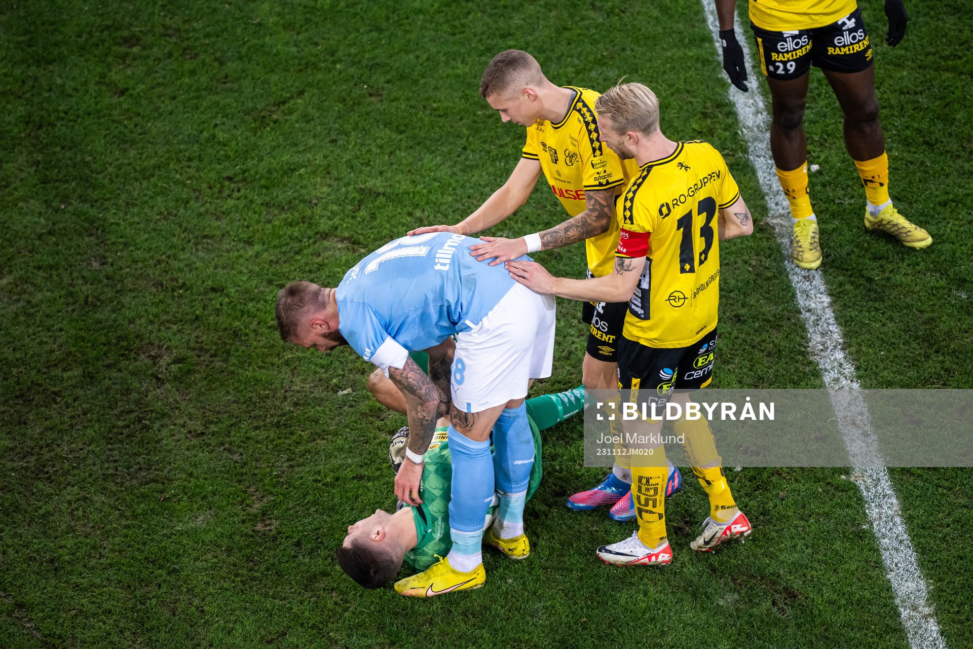 Elfsborgs målvakt Hakon Valdimarsson kollas till av Malmö FFs Pontus Jansson under fotbollsmatchen i Allsvenskan mellan Malmö FF och Elfsborg den 12 november 2023 i Malmö. 