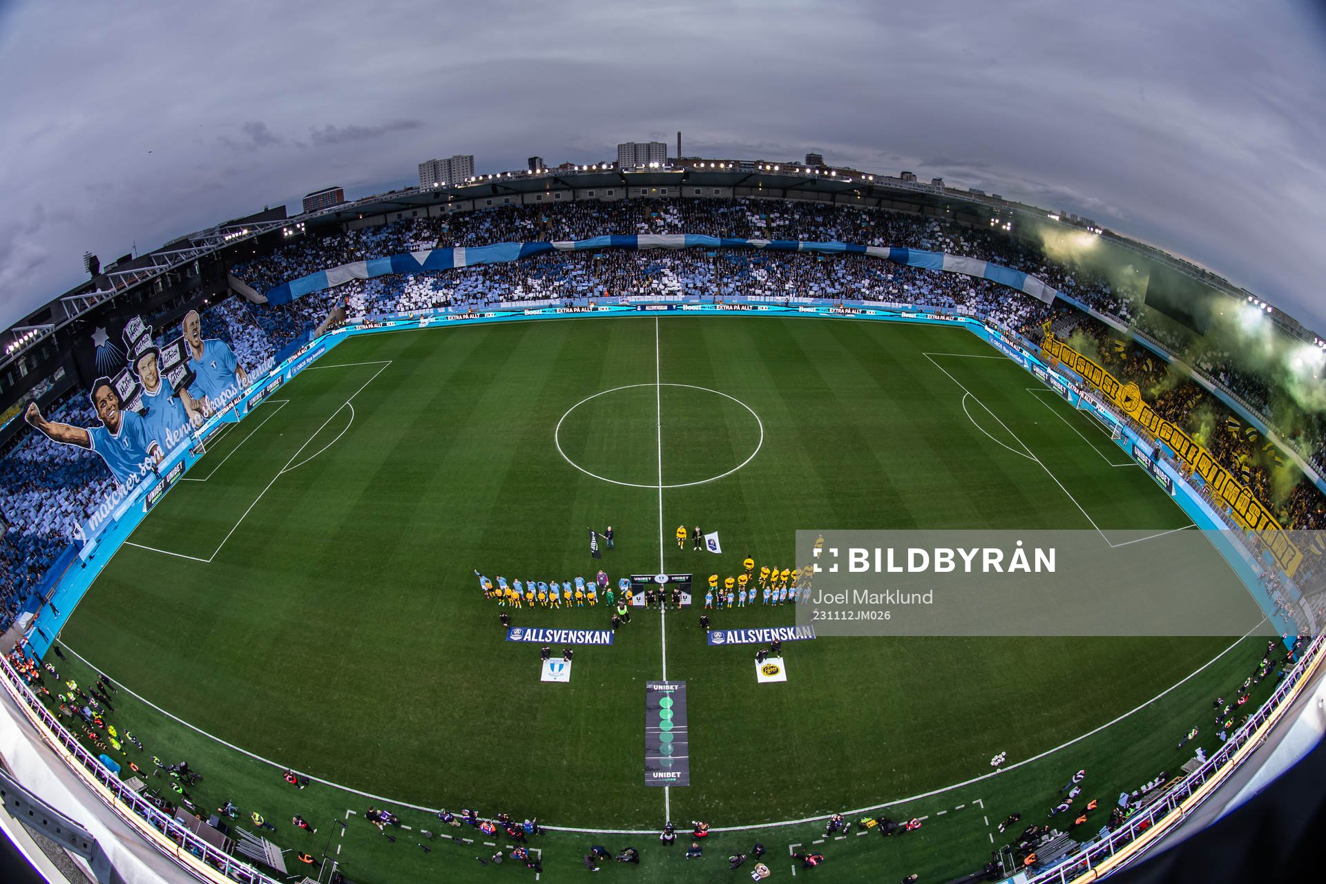 Vy över Elden Stadion och spelarna vid lineup