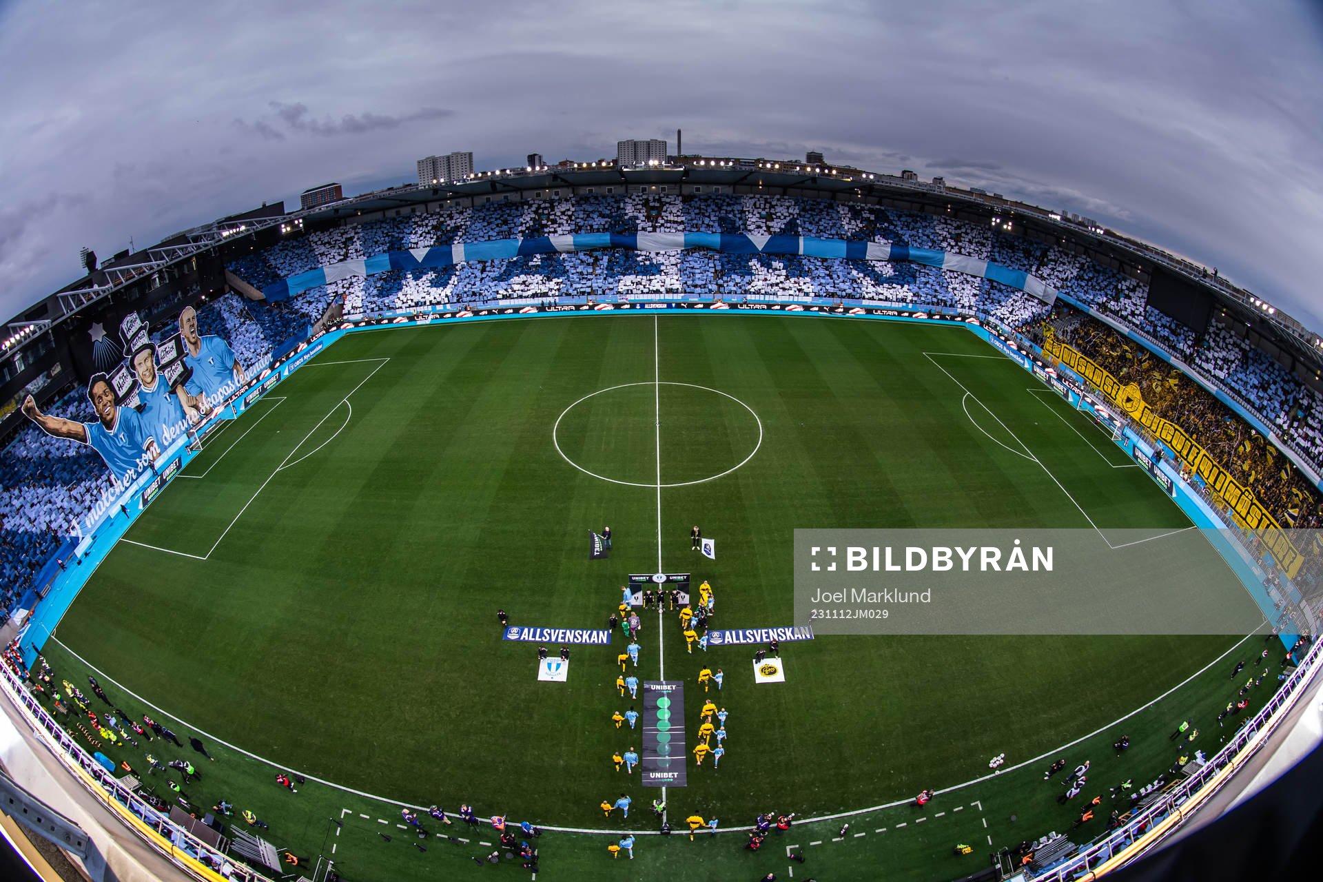 Vy över Elden Stadion och spelarna som gör entré